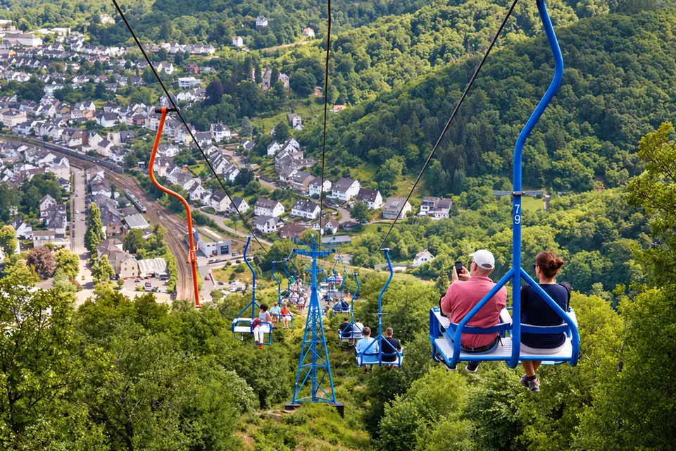 Sesselbahn über den grünen Hängen mit Blick auf den Ort