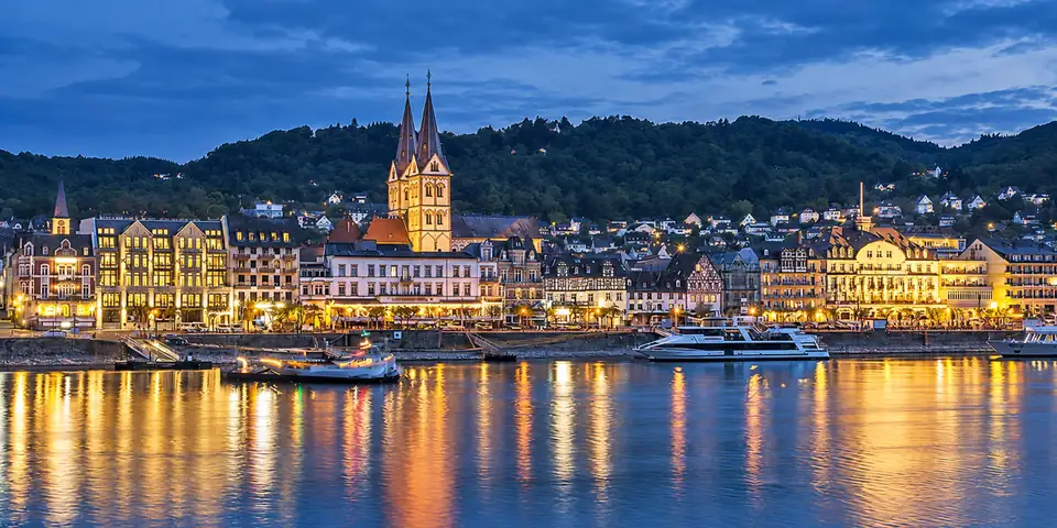 Boppard bei Einbruch der Nacht: beleuchtete Altstadt und goldene Spiegelungen im Rhein