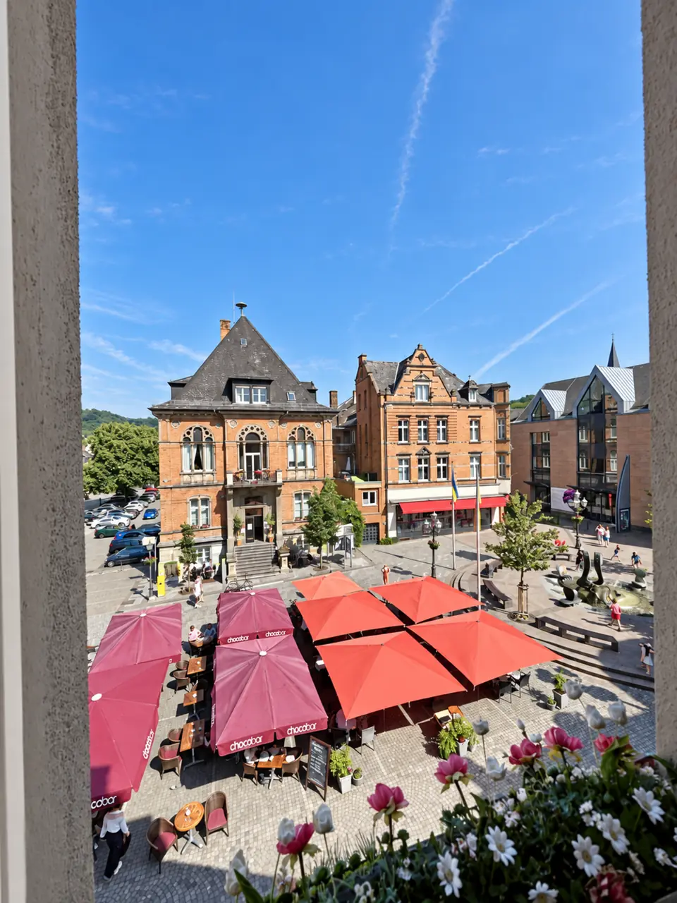 Blick aus dem Fenster auf den Bopparder Marktplatz mit Café-Terrassen