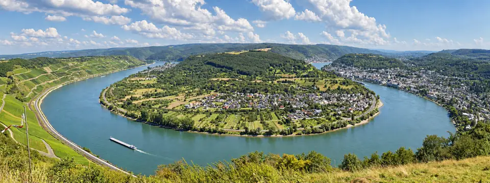 Panoramablick auf die Rheinschleife und die bewaldeten Hügel bei Boppard